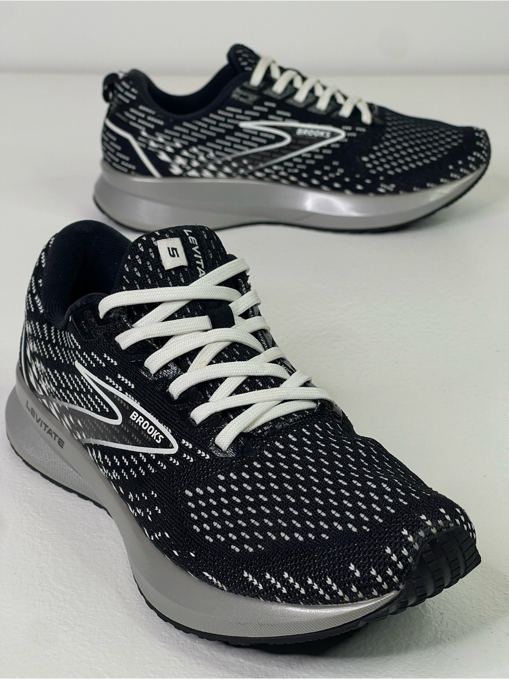 Brooks Levitate 5 Womens Size 8 Cushion Neutral Road Running Shoes Black White